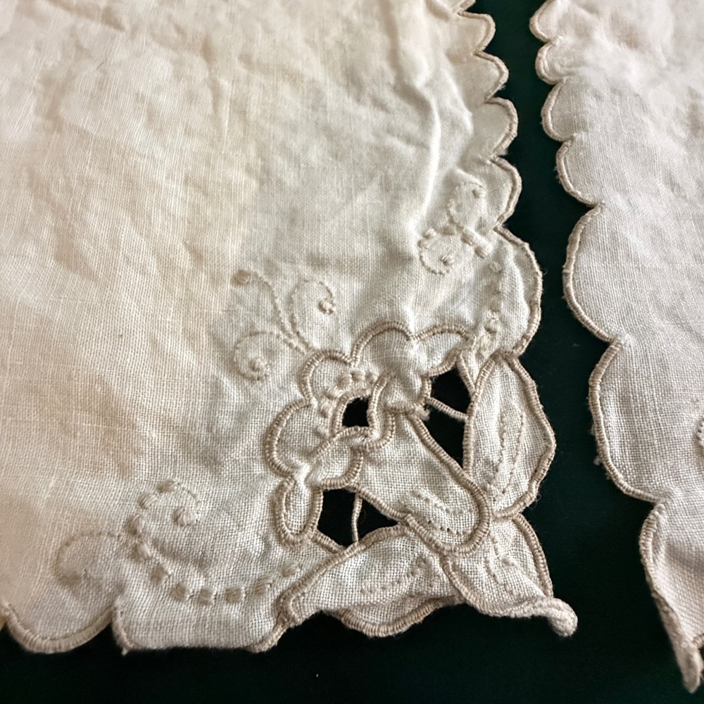 Vintage Off White Linen Placemats Set of 4 Scalloped  Embroidered Floral Cutwork